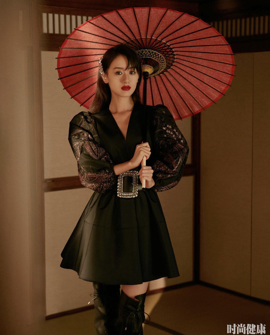 袁冰妍优雅时尚大片曝光,演绎精致黑色连体裙,这镜头表现力绝了