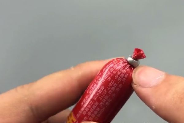 火腿肠金属环下有个小机关,完整打开只要3秒,学会受用一生