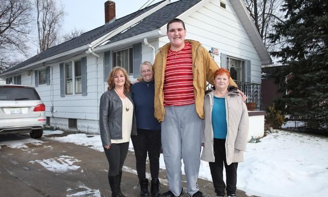 奥地利男孩身患罕见病先患侏儒症后患巨人症身高一路疯长