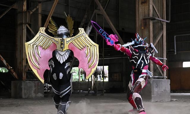 假面骑士saber第10章预告来袭,主角三人团同色联组全开