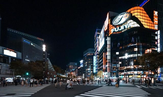 实拍日本东京银座,既热闹而又整洁,不愧是亚洲第一商业街