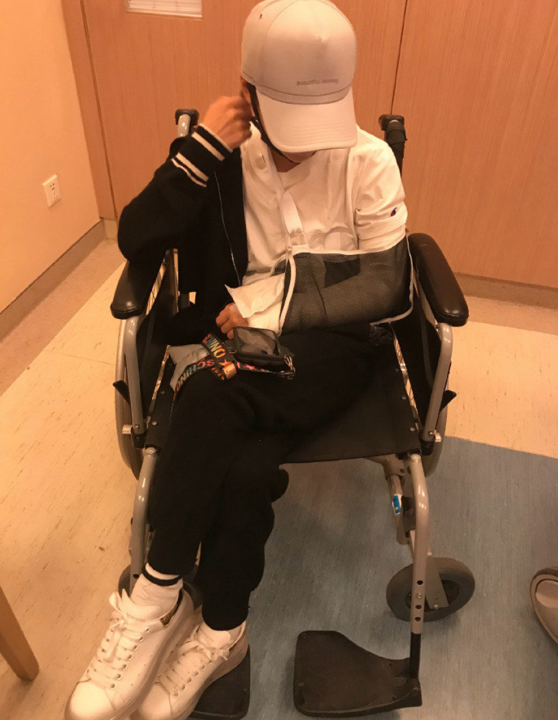 吴京发文透露谢楠桡骨粉碎性骨折 坐轮椅显憔悴