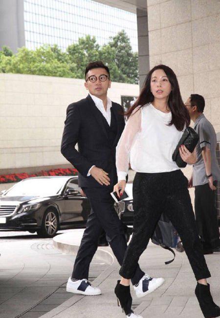 苏有朋结婚10多年妻子少有露面结婚照曝光如此惊艳