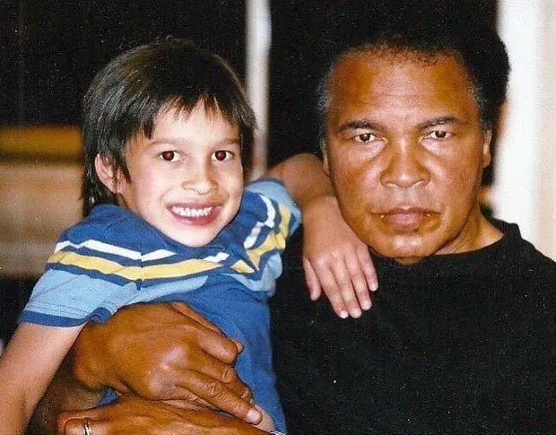 时尚圈新一代背景系男模,身高六尺的铁血真汉子,阳刚系帅哥