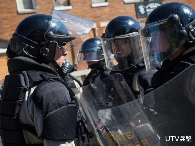 美国一座军械库被盗防暴装备大量失窃民众已经做好战斗准备