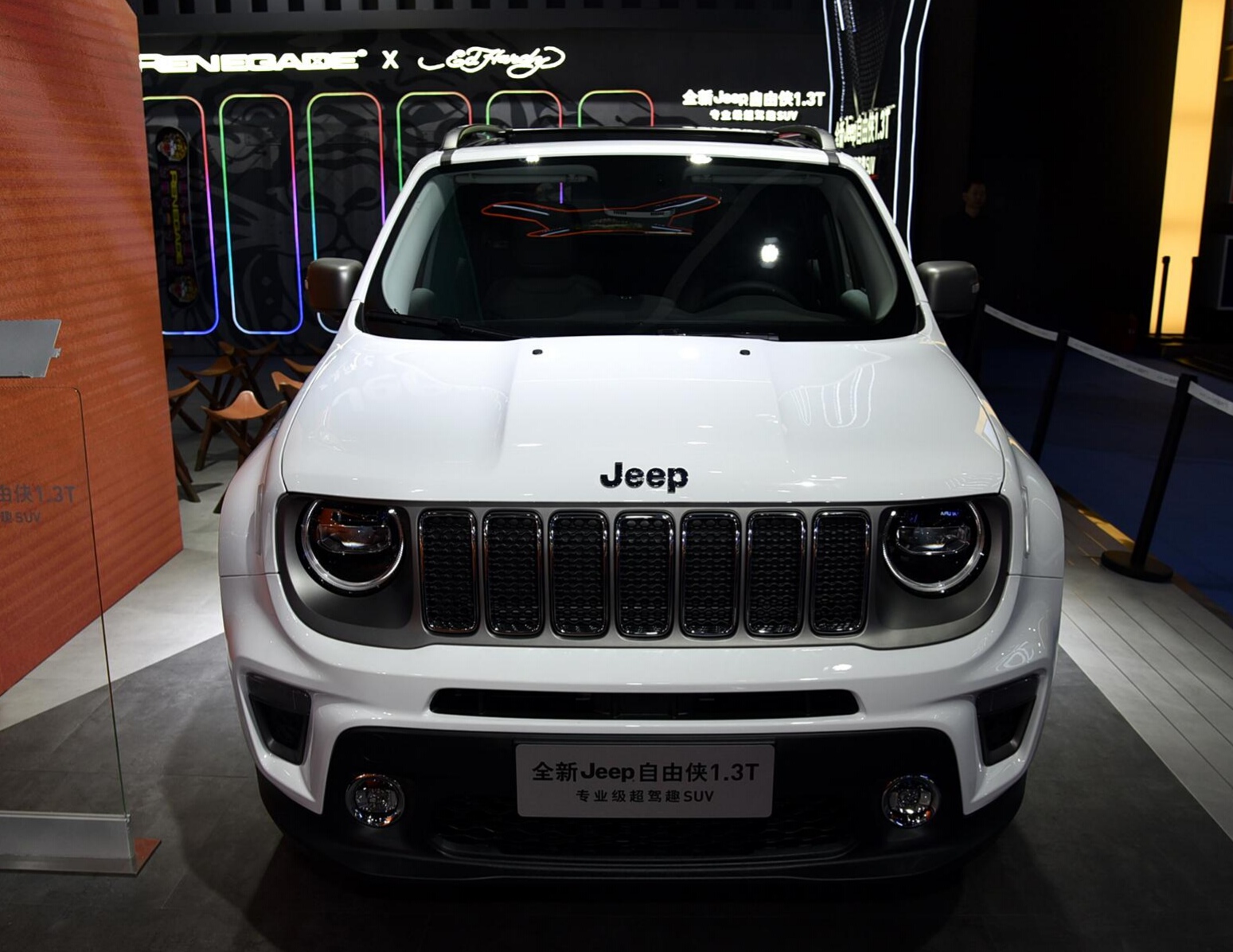 jeep家族"小鲜肉",落地12万,油耗6升,新自由侠真帅气