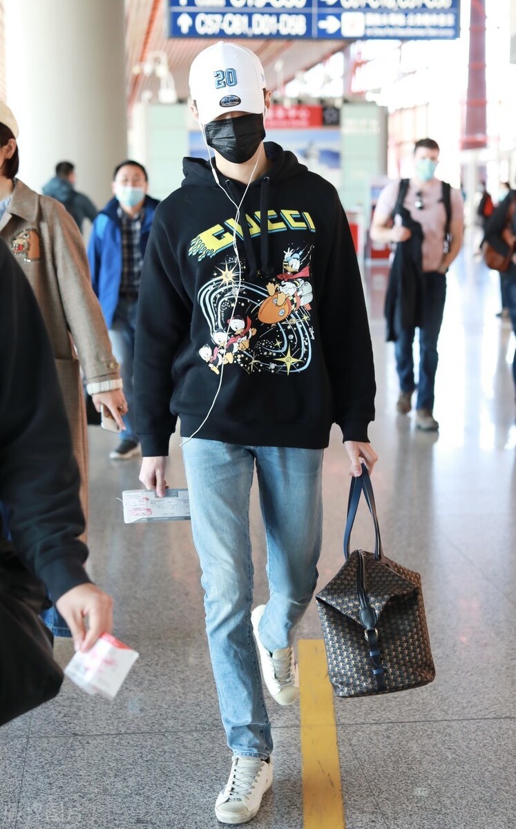 赖冠霖一袭黑色卫衣现身机场,俊俏外表身材还好