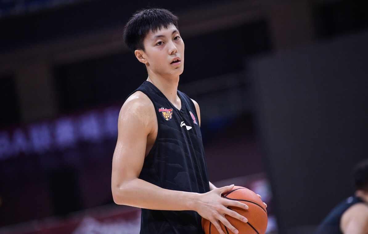 cba连开三大罚单!赵睿胡明轩遭处罚,中国篮协零容忍