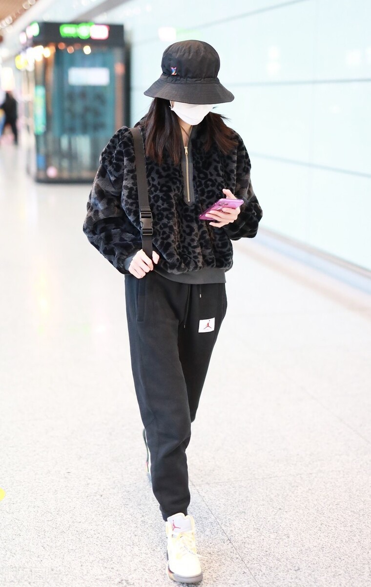 钟楚曦一袭黑色长绒外套现身机场,头戴一顶渔夫帽休闲百搭