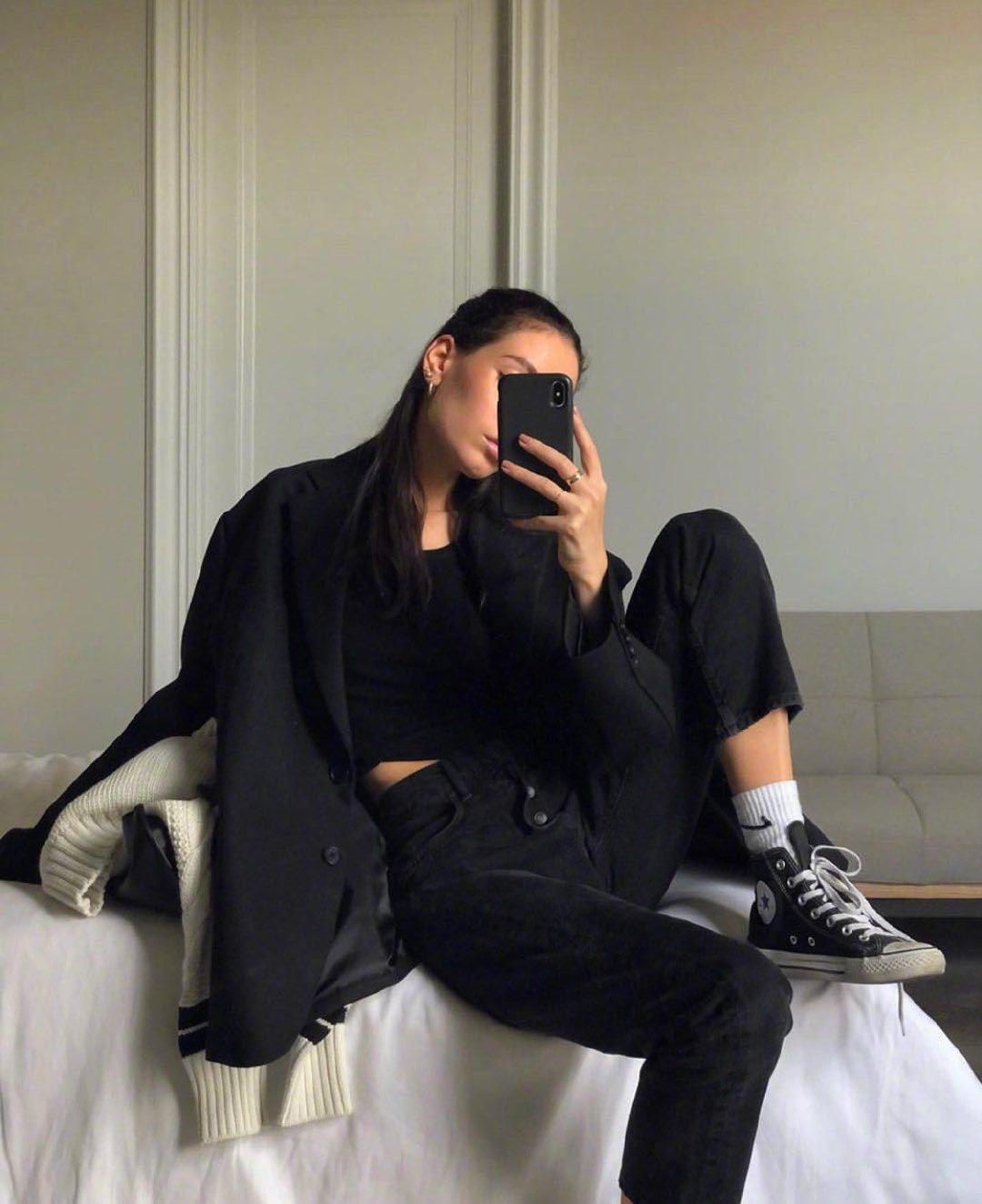 各种pose的对镜自拍,极简穿搭就很酷 :jessalizzi