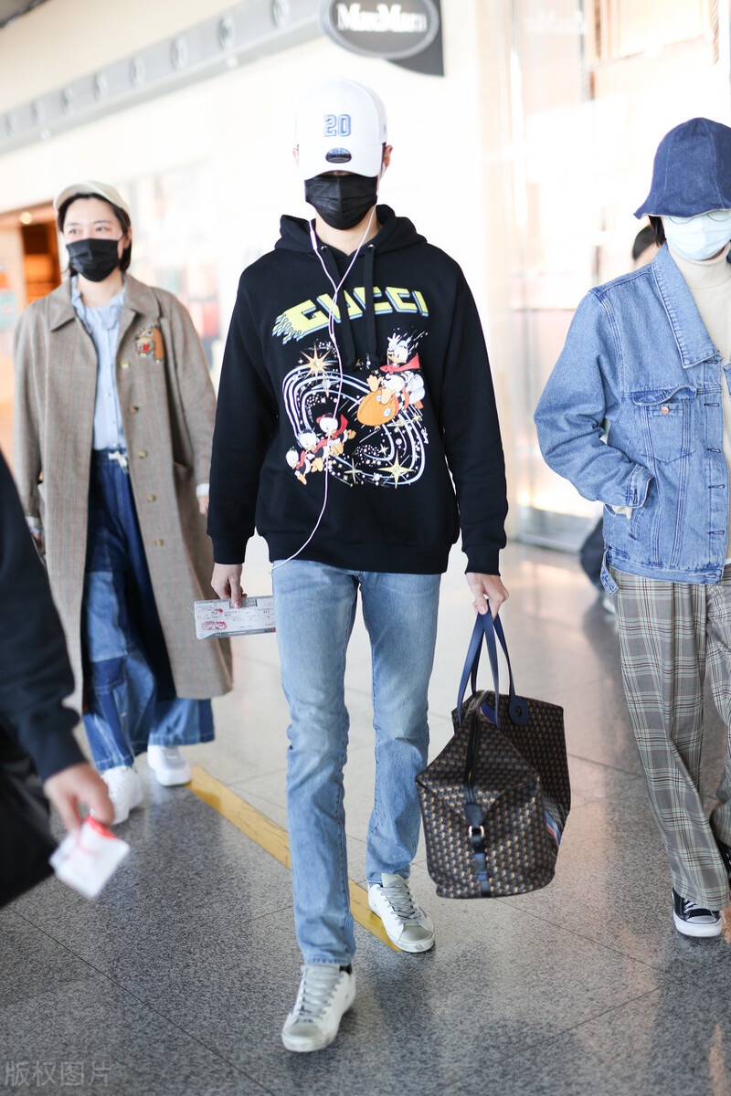 赖冠霖一袭黑色卫衣现身机场,俊俏外表身材还好