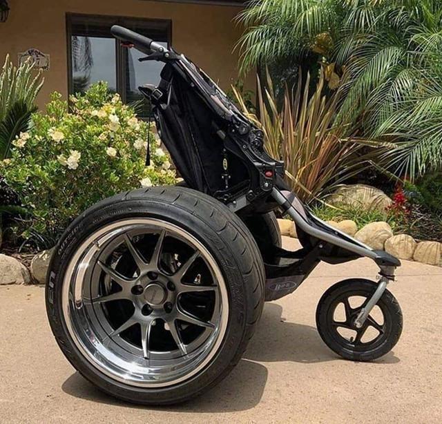 超"硬核"婴儿车令人赞叹连连,网友:这家伙推宝宝出去太有面了