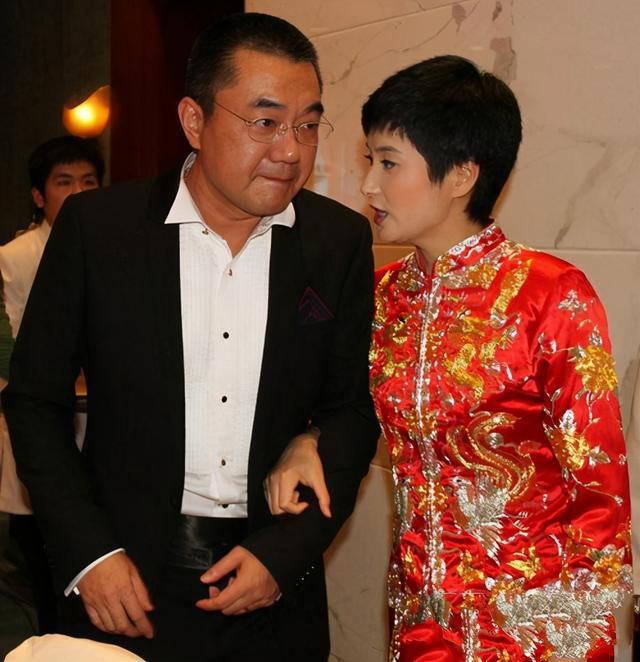 正文     自从和第一任妻子结婚后,努力拼搏事业的董勇自然就忽略了