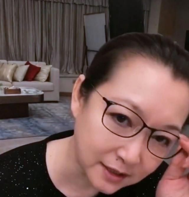 一张赵本山妻子的近照透露,马丽娟参加了舞会直播室,球发展到网红,赵