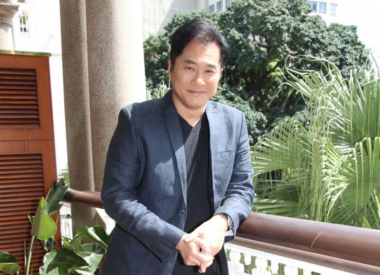 56岁丁孝蟹接受采访谈及邱淑贞不愿回首太太不适应外出被拍