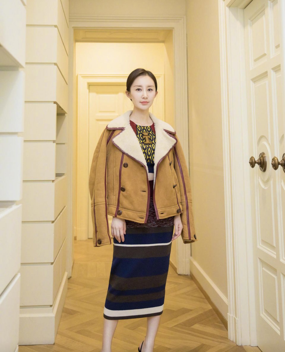 霍思燕气质和身材真好,穿驼色风衣搭牛仔像少女,哪像生过娃