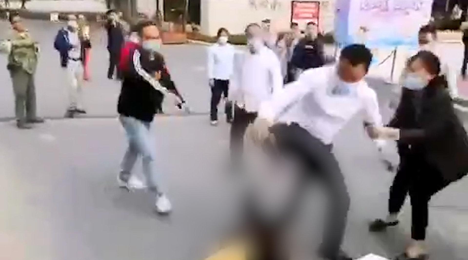 广西恒大苹果园业主被小区物业推倒猛踹 物业:有人拖欠水电费2年