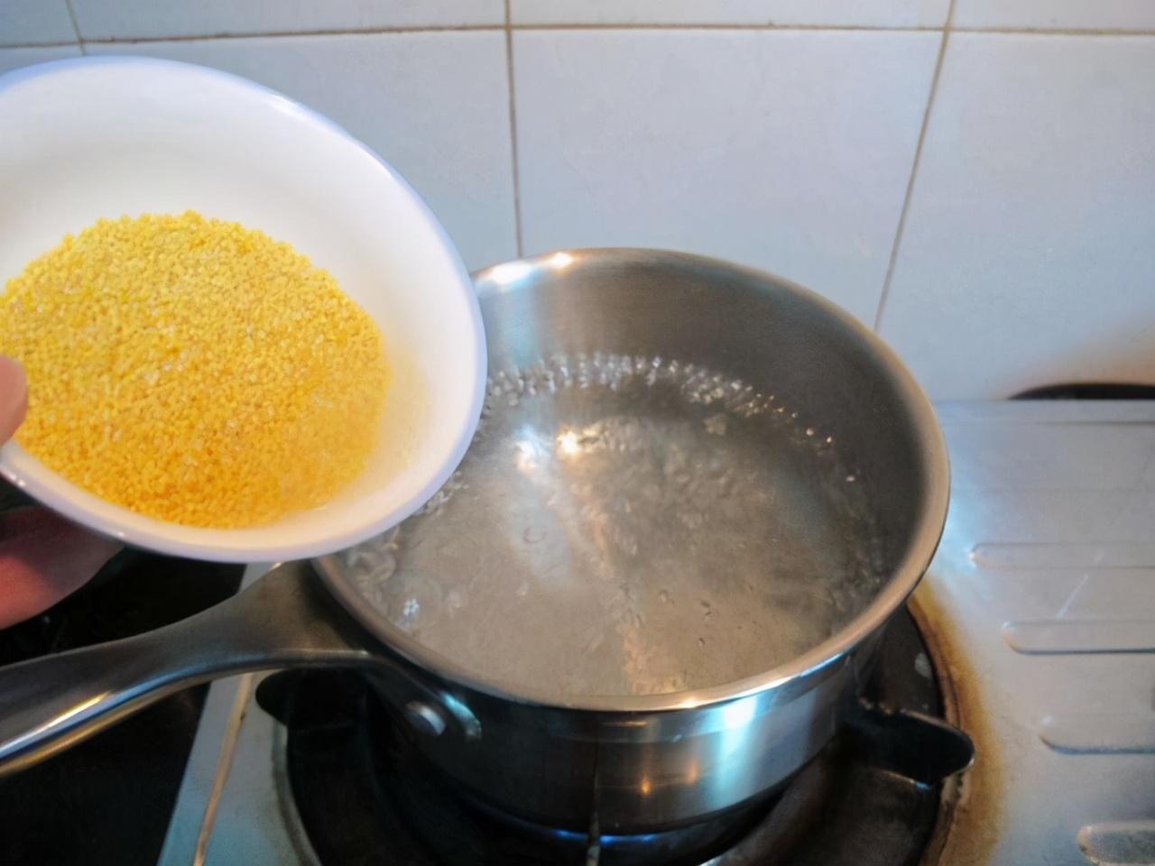 煮小米粥时别等到水开了才下锅教你正确做法米油多米粥香