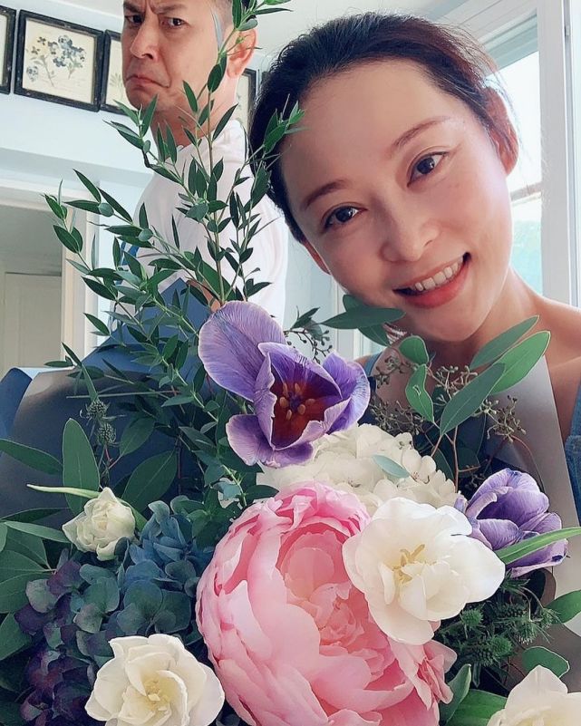 杨怡姐姐杨卓娜生日获好友送花 老公撇嘴兼皱眉的吃醋模样很搞怪
