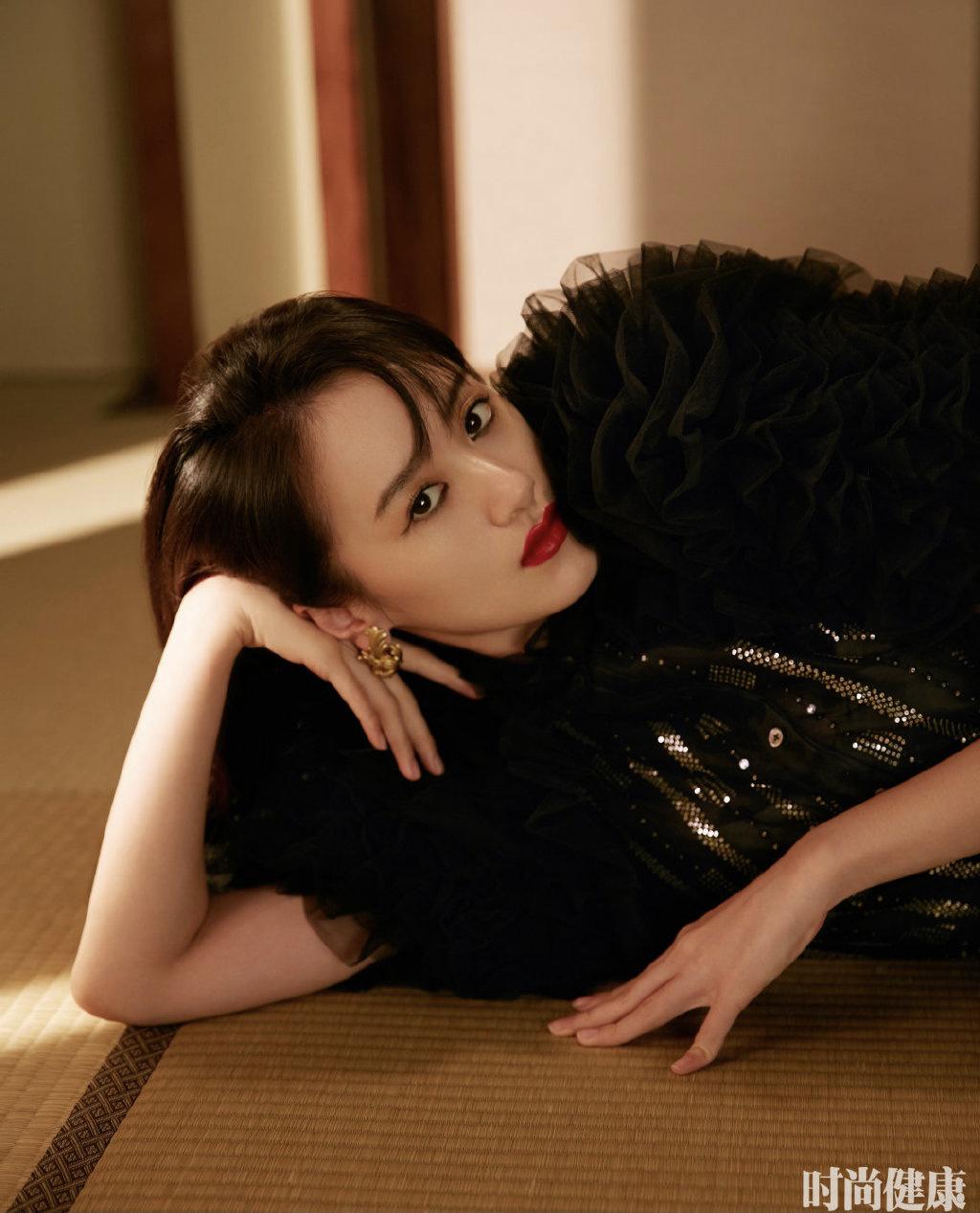 袁冰妍优雅时尚大片曝光,演绎精致黑色连体裙,这镜头表现力绝了