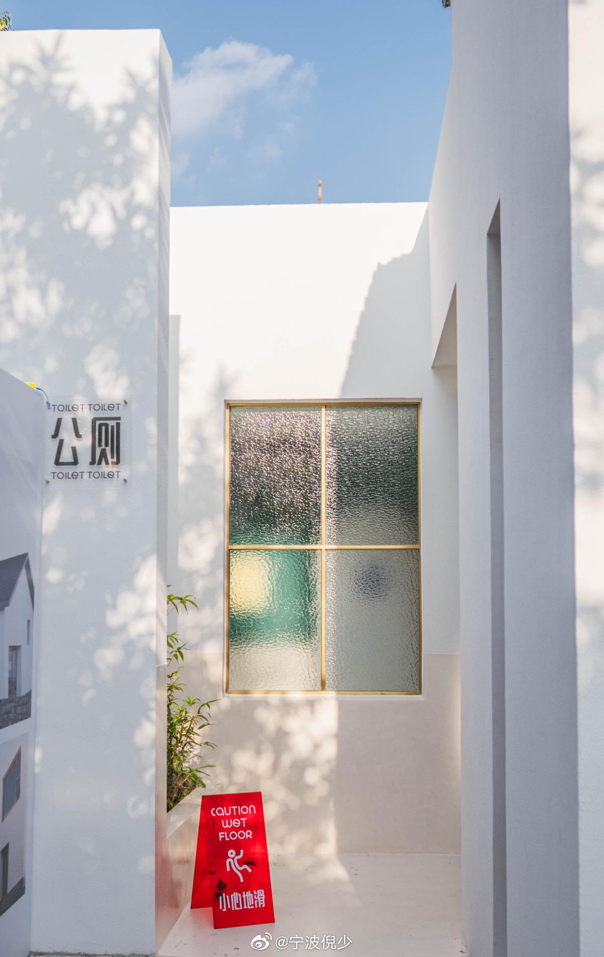 十方·牧云小镇,小镇还在紧张地打造中,而最先亮相的就是这座网红厕所