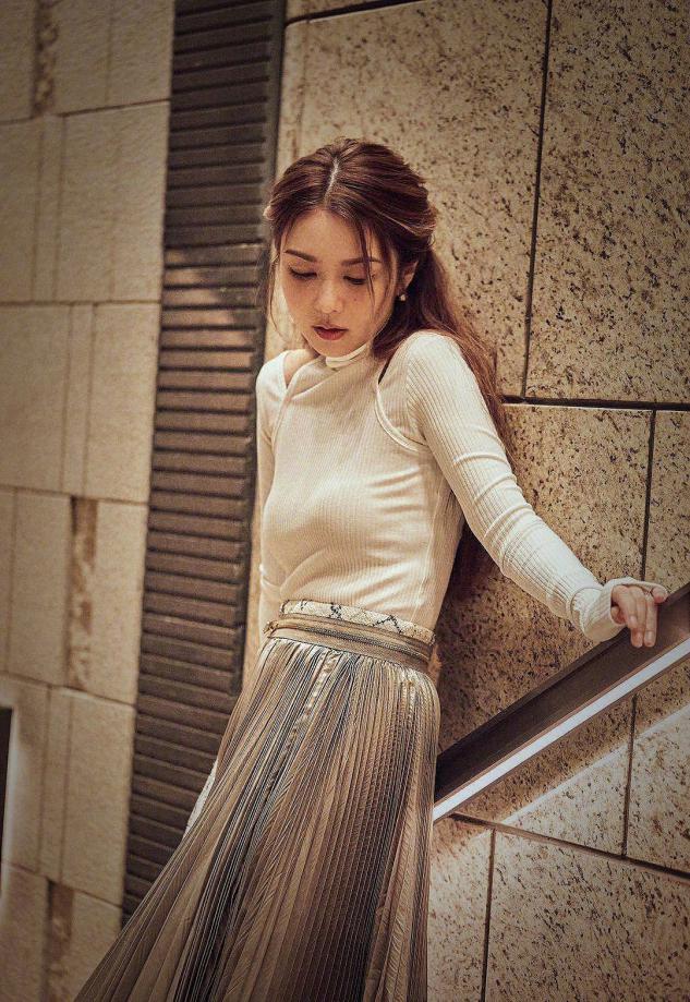 薛凯琪晒出一组私房照,紧身毛衣搭配半身裙,身材迷人女神范十足