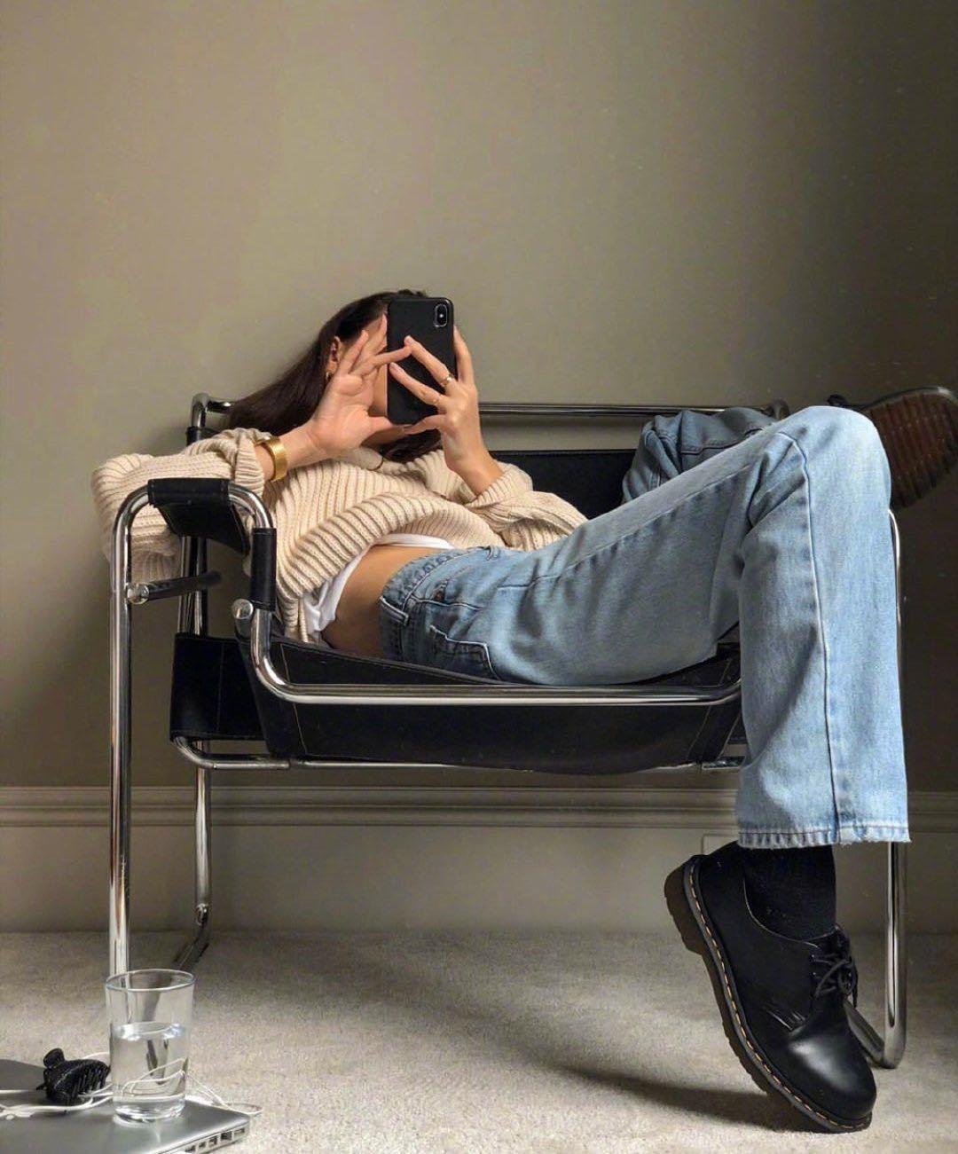 各种pose的对镜自拍,极简穿搭就很酷 :jessalizzi