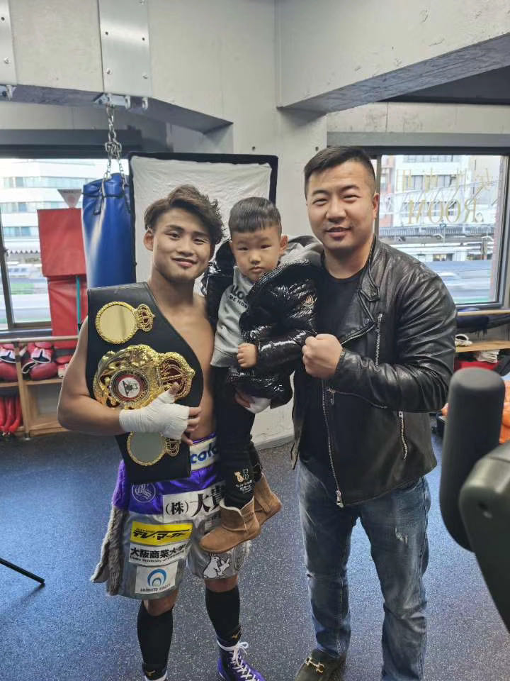 王飞出身于拳击世家,他的父亲王珏是中国恢复拳击运动后陕西第一批