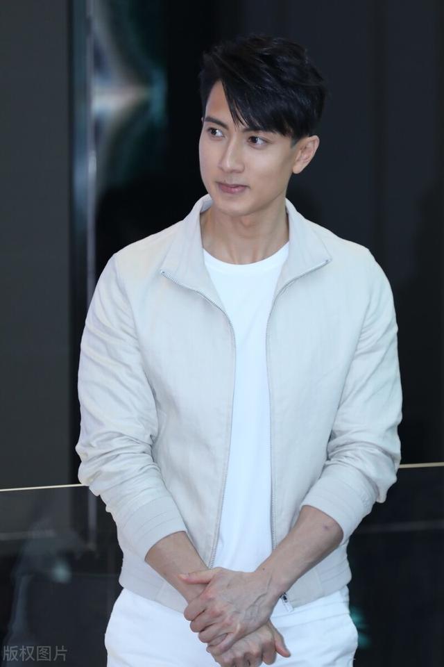 吴尊一身白衣现身活动,梳偏分头发彰显儒雅,宛如王子