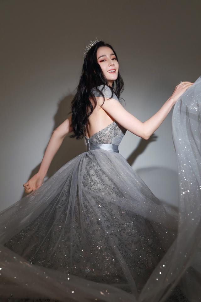 星空裙配皇冠优雅又梦幻,这锁骨我服了|迪丽热巴|热巴|锁骨_新浪新闻