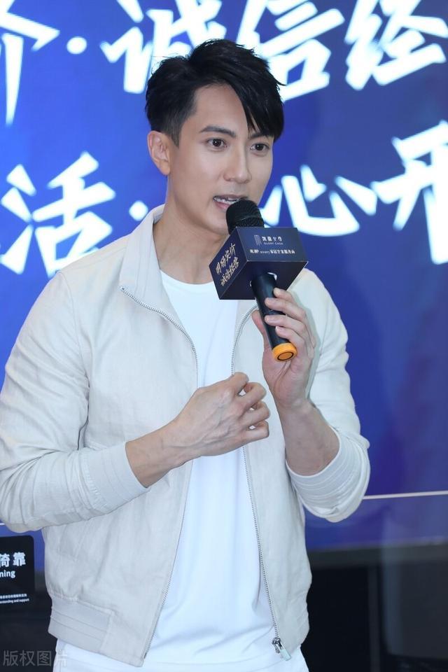 吴尊一身白衣现身活动,梳偏分头发彰显儒雅,宛如王子