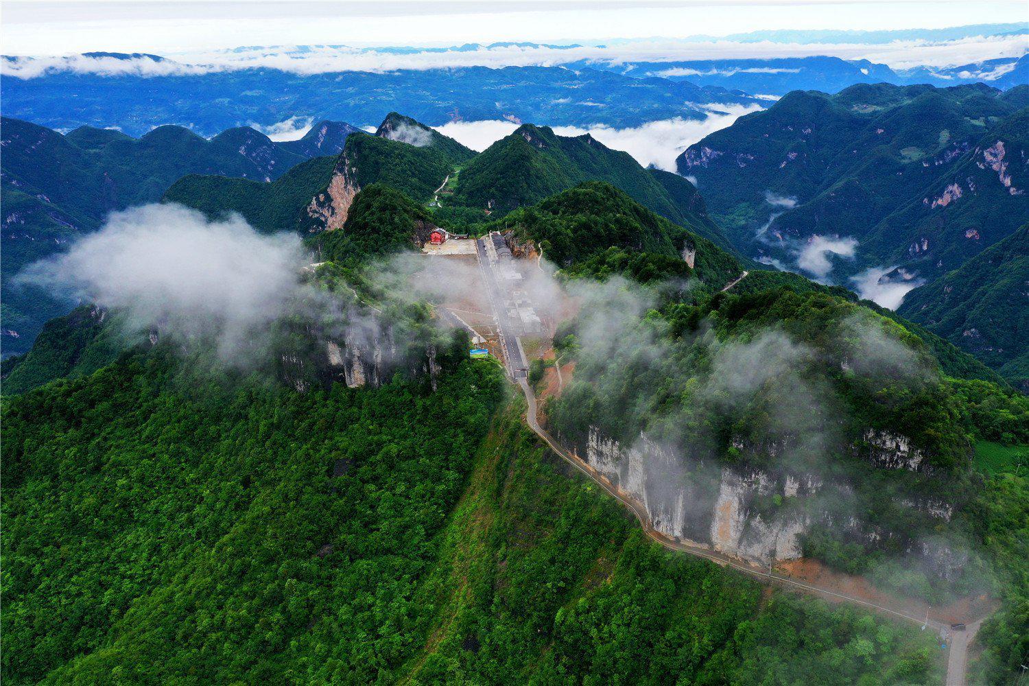 重庆巫山云雾缭绕似仙境