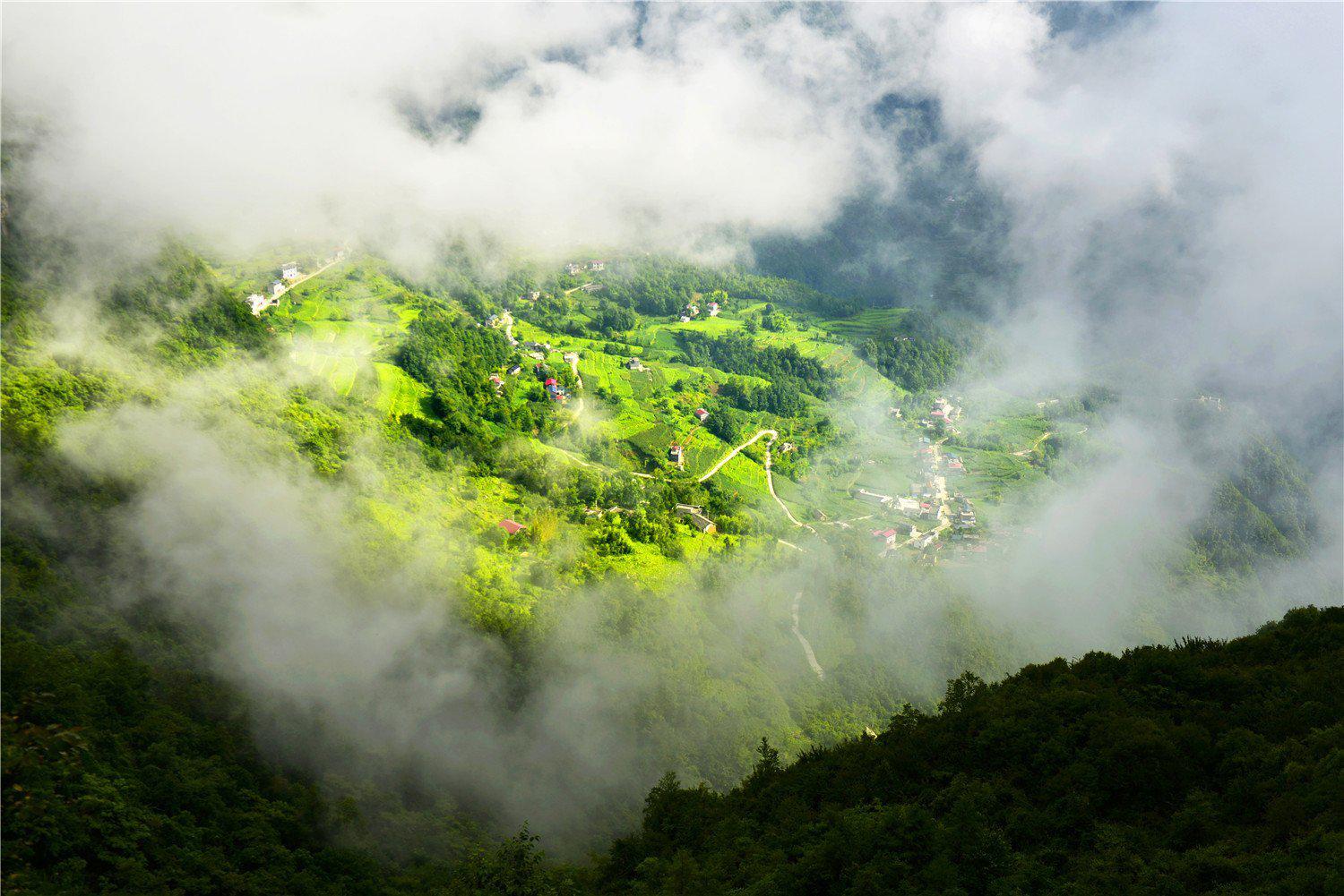重庆巫山云雾缭绕似仙境