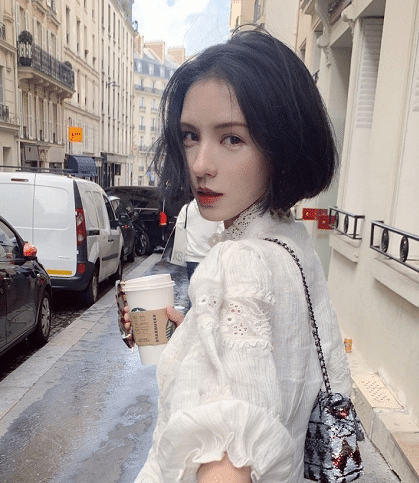 第九任:陈文婕原名陈漾懿,是一位节目主持人,陈文婕的身材十分惹火,是