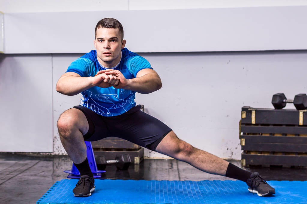 徒手练腿,9个单边动作在家练,完美刺激双腿,练出强劲下肢