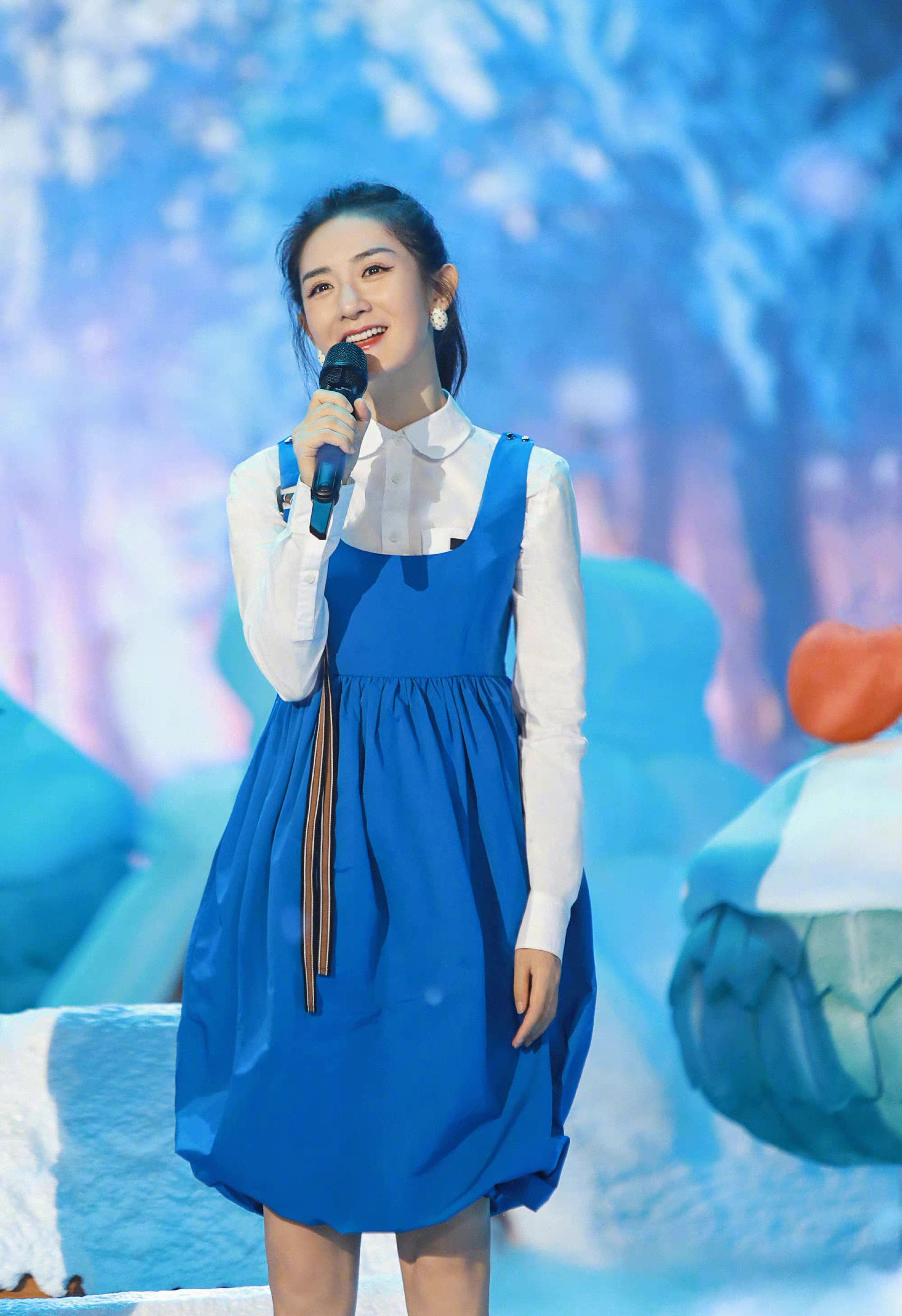 谢娜与何炅默契搭档,蓝色吊带裙搭打底白衬衫,太善于减龄穿搭