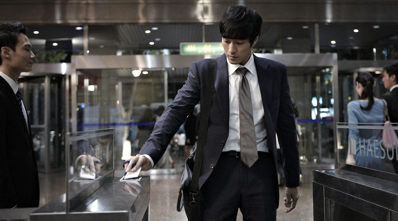 苏志燮主演韩国犯罪片《公司职员》 ,本公司白领全是职业杀手