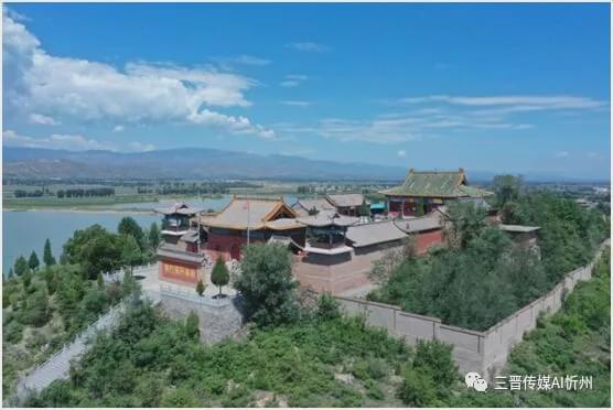 于平原上突起,   双峰相对,形似人乳,   又大小等量,故名双乳山