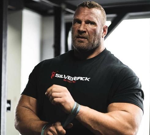 英国大力士"力量爆表"硬拉520公斤,身材堪比健美运动员