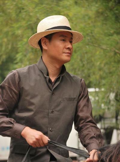 他因在《血色浪漫》中饰演张海洋而成名,后来又成为了导演,并执导了