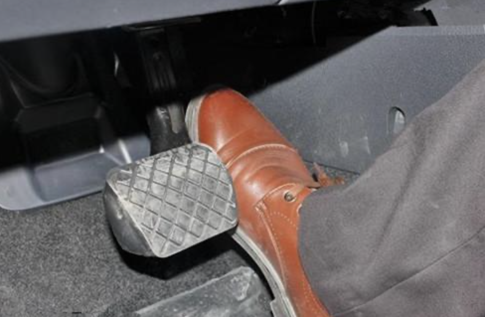 车速达到一百码,该怎么踩刹车会更安全?