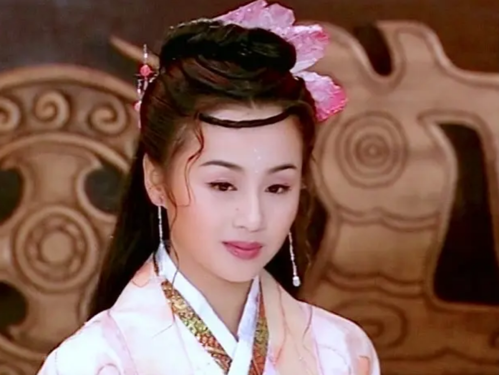 曹颖要复出了?参加《天天向上》,被赞"一点没变",衣品太加分