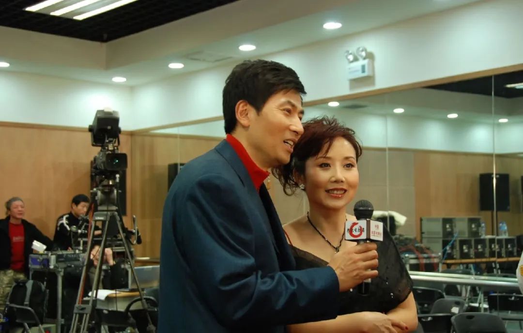 50岁胡月晒近照被赞神颜,唱红《黄土高坡》,老公出演《陈情令》