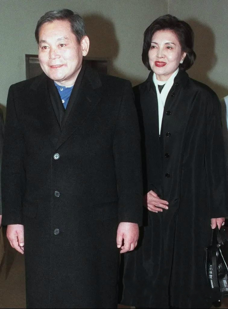 作为贤内助,洪罗喜不仅帮助了李家,也让自己的娘家实现了跨越发展,一