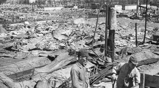 东京大轰炸数十吨汽油被倒入河水沸腾冒白烟人被烧成焦炭