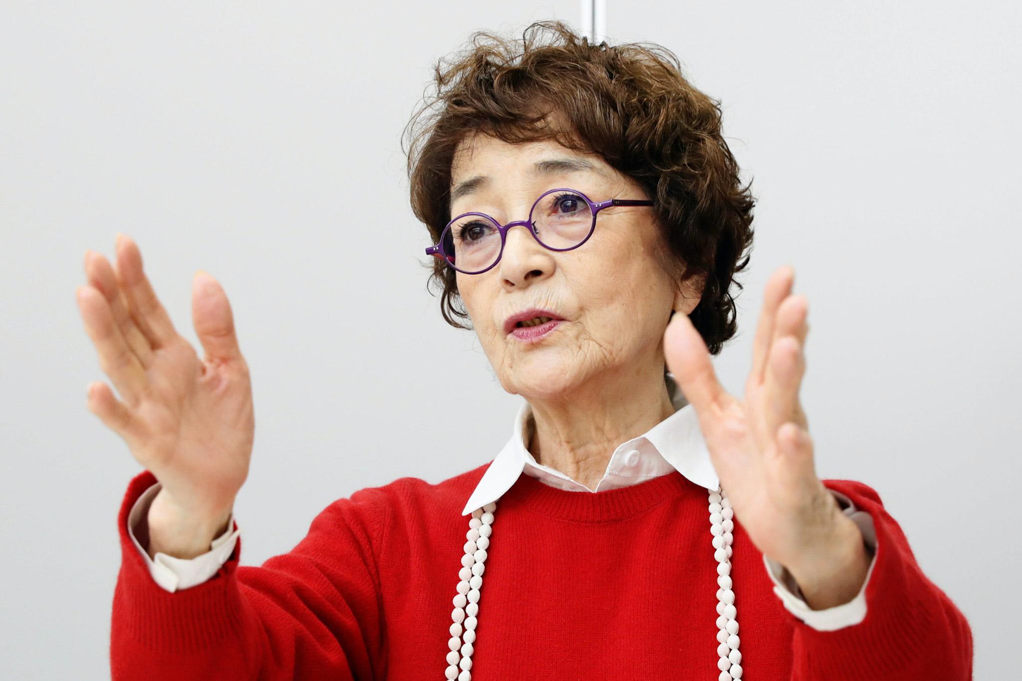 倍赏千惠子当年配音时已经63岁,仍可以配年轻苏菲的声音,相当了不起.