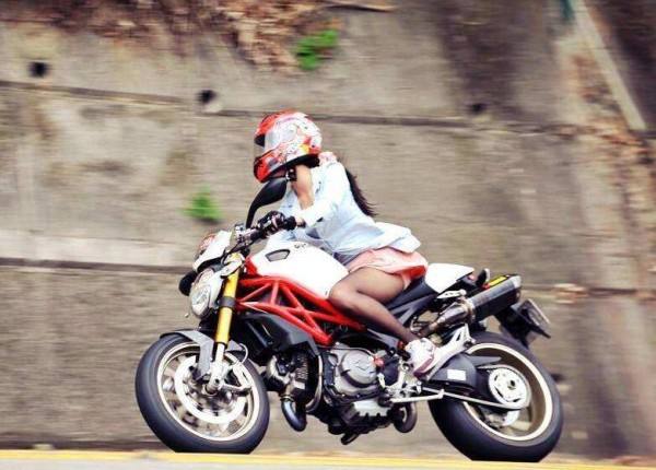 女子骑摩托车飙车,车子传来异响,下车检查乐坏了