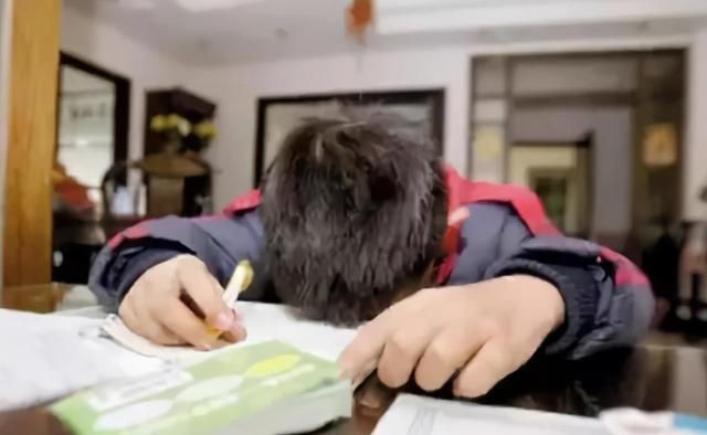 小学生深夜写作业引争议,"熬夜写"还是"早起写",专家有话说