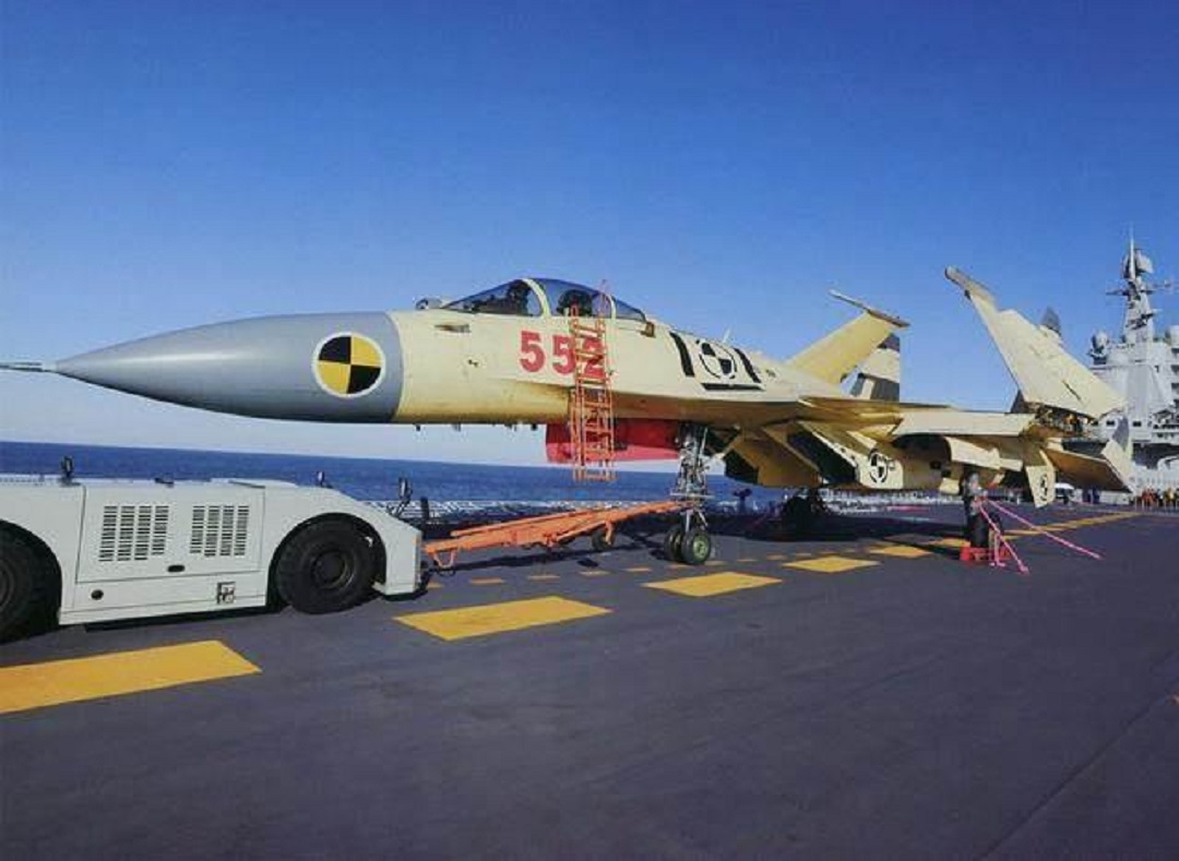 国产航母上这辆小车价值不菲,印度造不出,就让拖拉机上舰