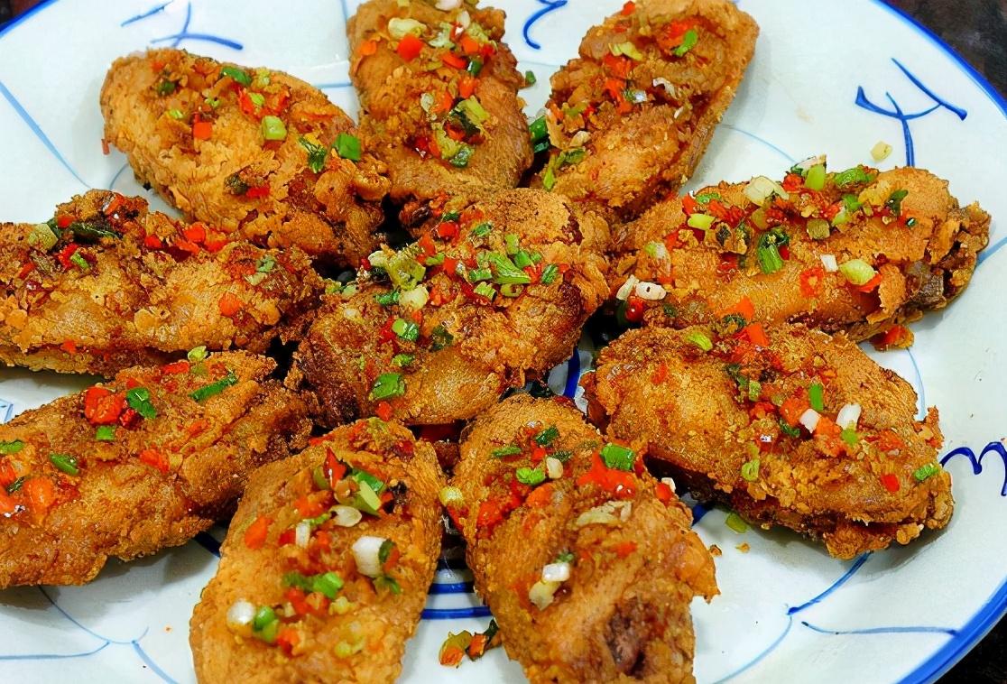 焦香酥脆的椒盐辣鸡翅,吃到连骨头都干干净净,酥脆又够辣!超棒|椒盐|